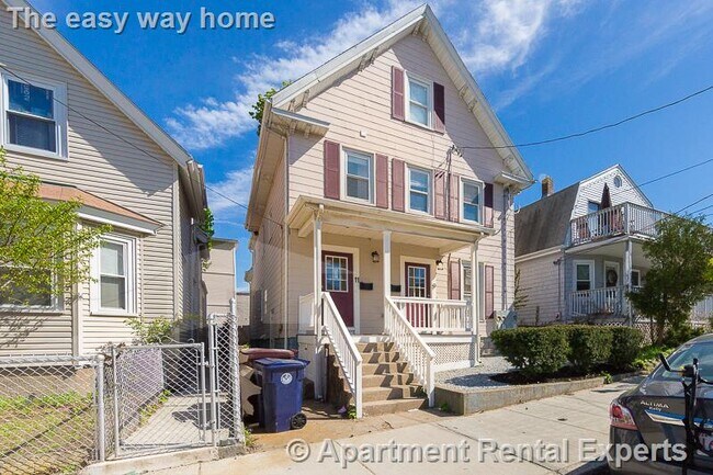 Foto del edificio - 9-11 Rock Valley Ave Unit #2