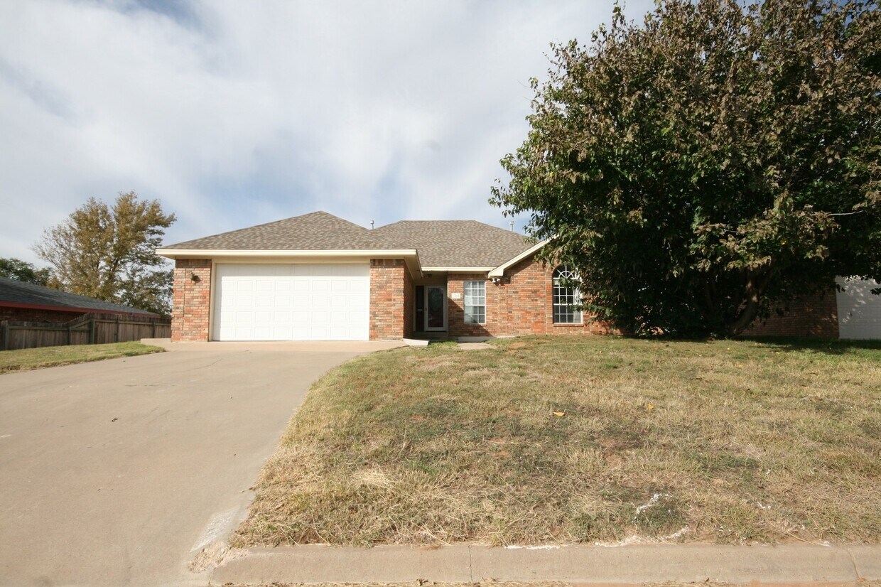 Primary Photo - 4 Bed Brick Home! Zia School District! - P...