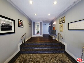 Building Photo - 425 S Kenmore Ave