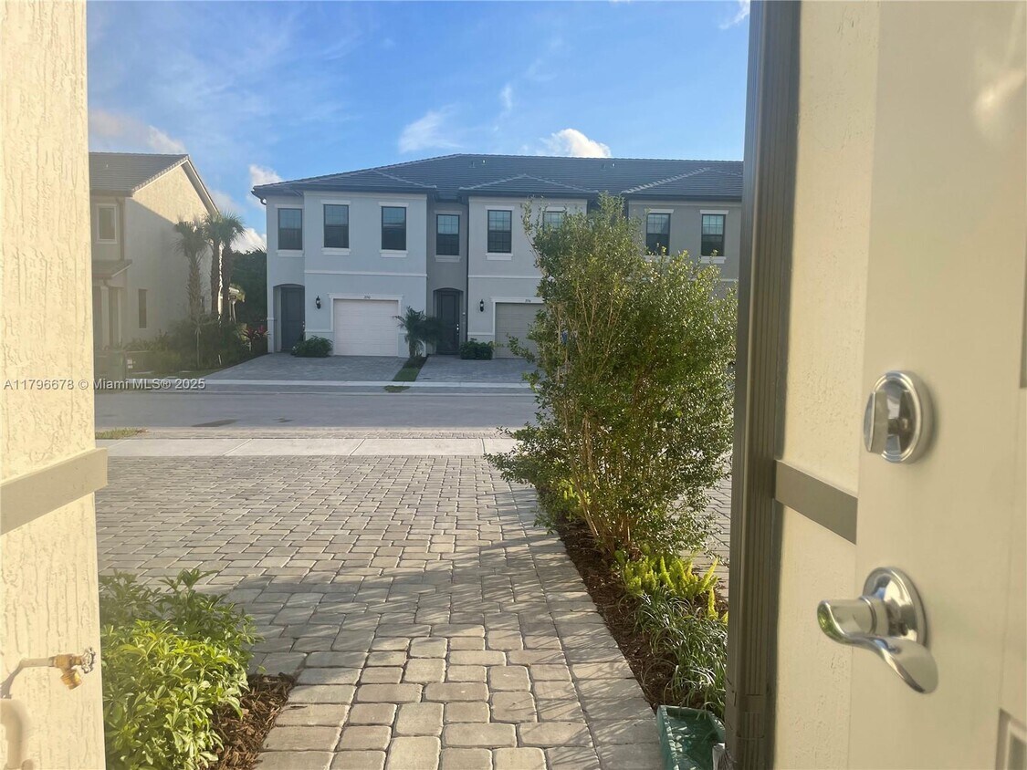 Foto principal - 2151 Appleton Cir S