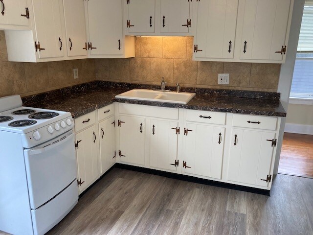 Kitchen - 717 Center St