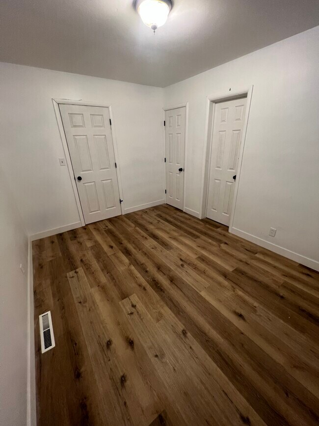 Dormitorio 1 - 1315 W Poplar St