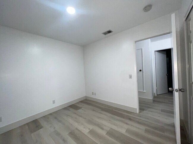 Foto del edificio - 9732 Bushard St