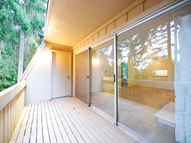 Building Photo - 2 Bed 1 Bath Condo Available for Rent!