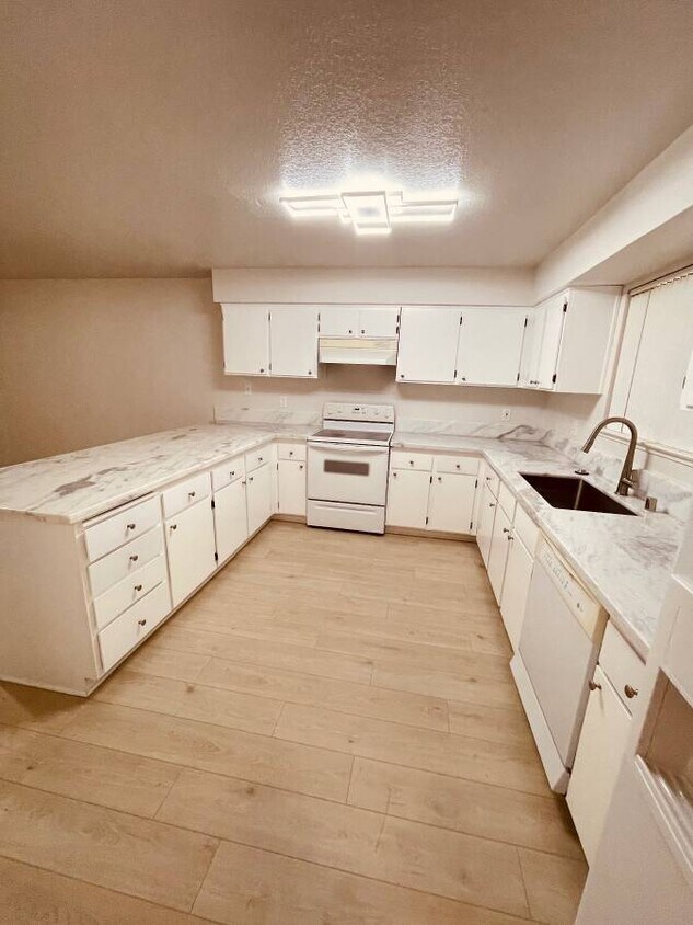 REMODELADO ! - 7963 Arcade Lake Ln