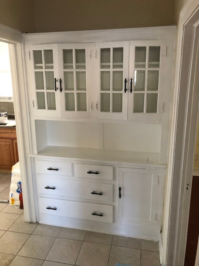 Gabinete - 7725 S East End Ave