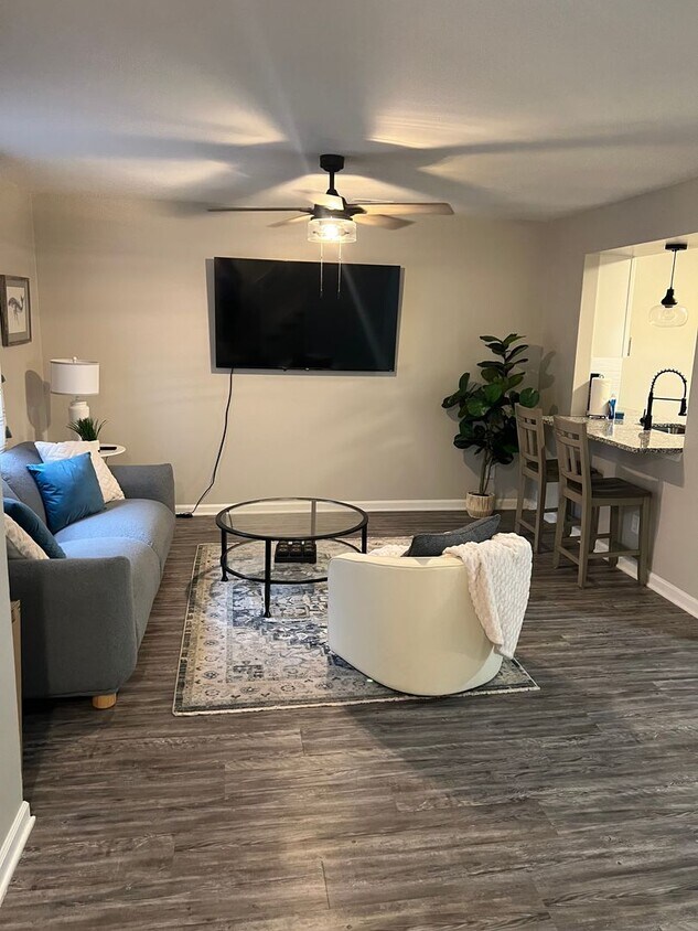 Foto principal - FULLY FURNISHED - Just steps to the beach! PERFECT FOR TRAVELING PROFESSIONALS!