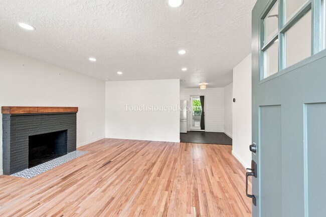 Foto del edificio - Refreshed East Portland 3 Bed Home with Fenced Yard, AC, and 2 Car Garage