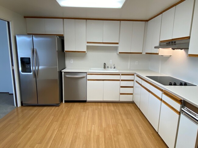 Large Kitchen - 110 Park Rd