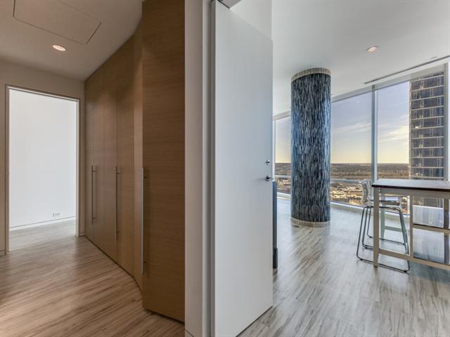 Foto del edificio - 2430 Victory Park Ln