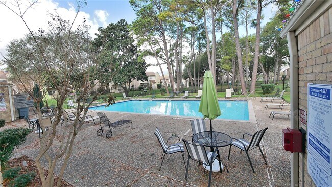 Foto del edificio - 800 Country Pl Dr