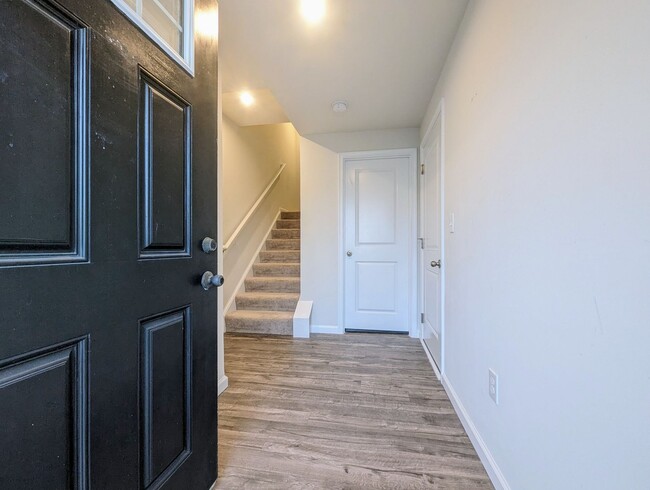 Building Photo - Modern 3-Bedroom Townhouse with Garage and...