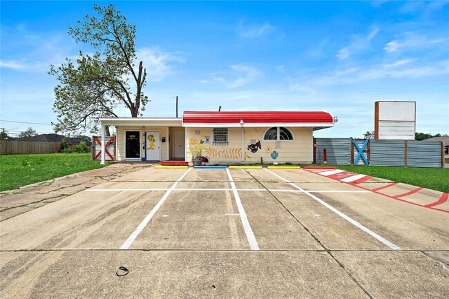 Foto del edificio - 5639 Overdale St