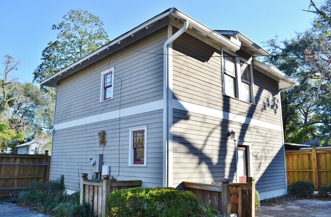 Building Photo - 1227 Hubbard St