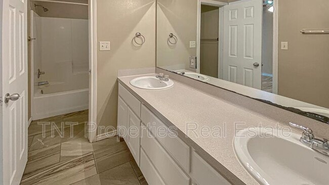 Foto del edificio - 9939 Risky's Ranch Dr