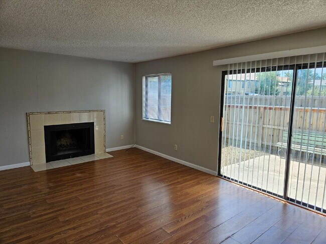 Foto del edificio - Spacious 3 Bedroom End Unit Townhome Close To Everything!