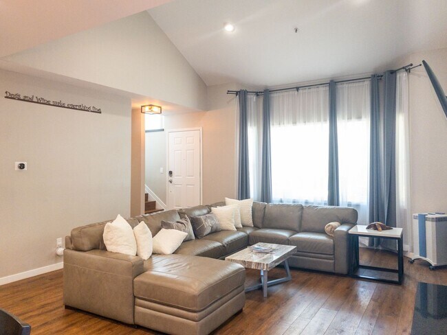 Building Photo - 3BR/2.5BA Spacious Mill Valley Home! Two C...