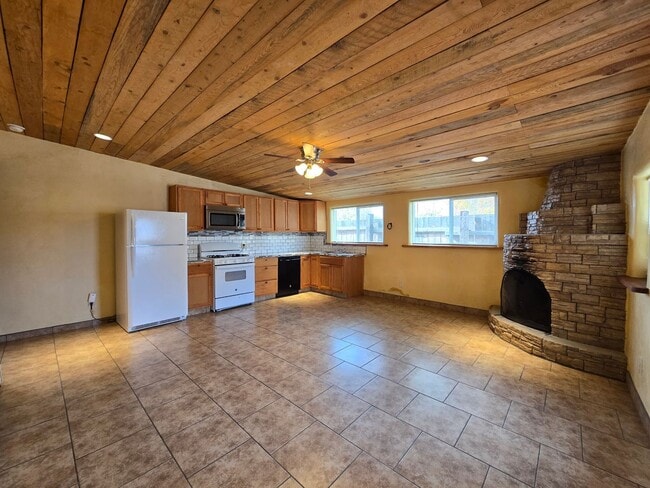 Foto del edificio - 941 Agua Fria St