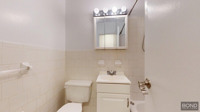 Building Photo - 306 E 91st St