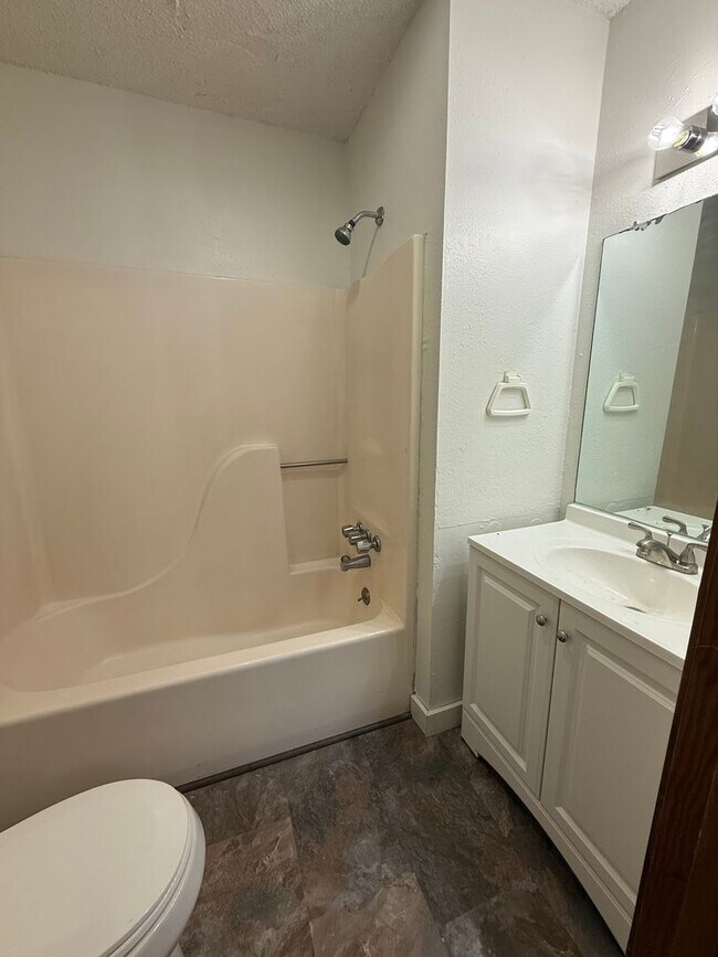 Building Photo - 1736 Jade Ave