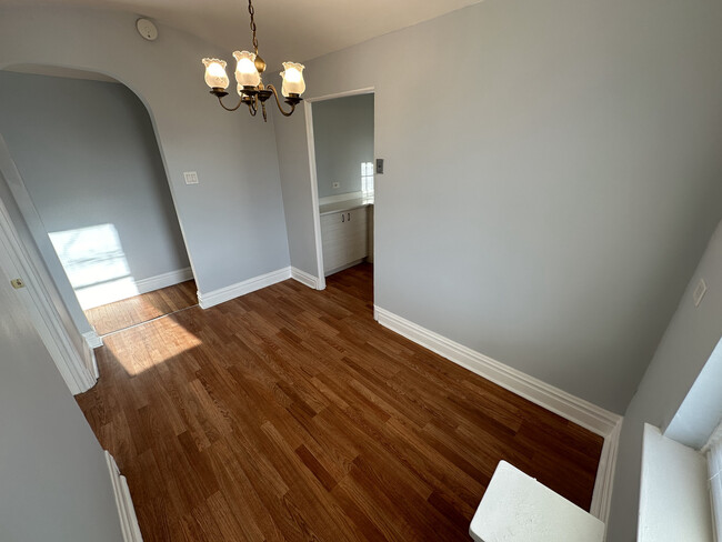 Building Photo - 6134 N Hamilton Ave