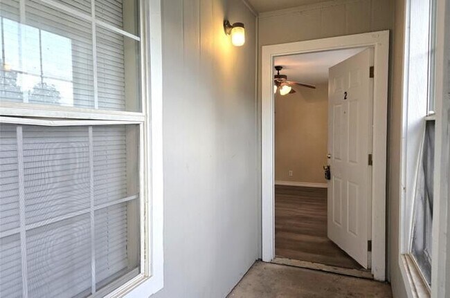 Building Photo - 256 Alleda Rd