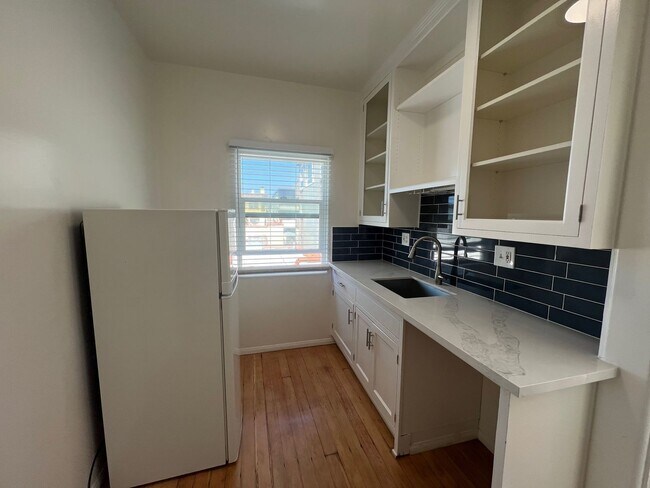 Building Photo - 205