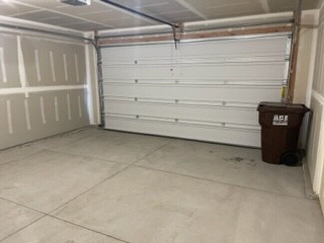 Building Photo - Gorgeous 3 Bedroom Townhome in Herriman!