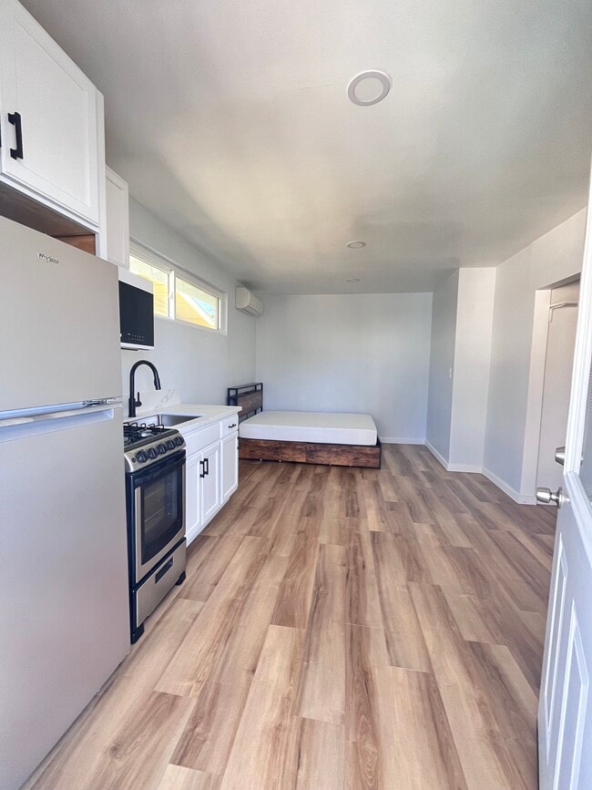 Building Photo - 851 W 40th Pl