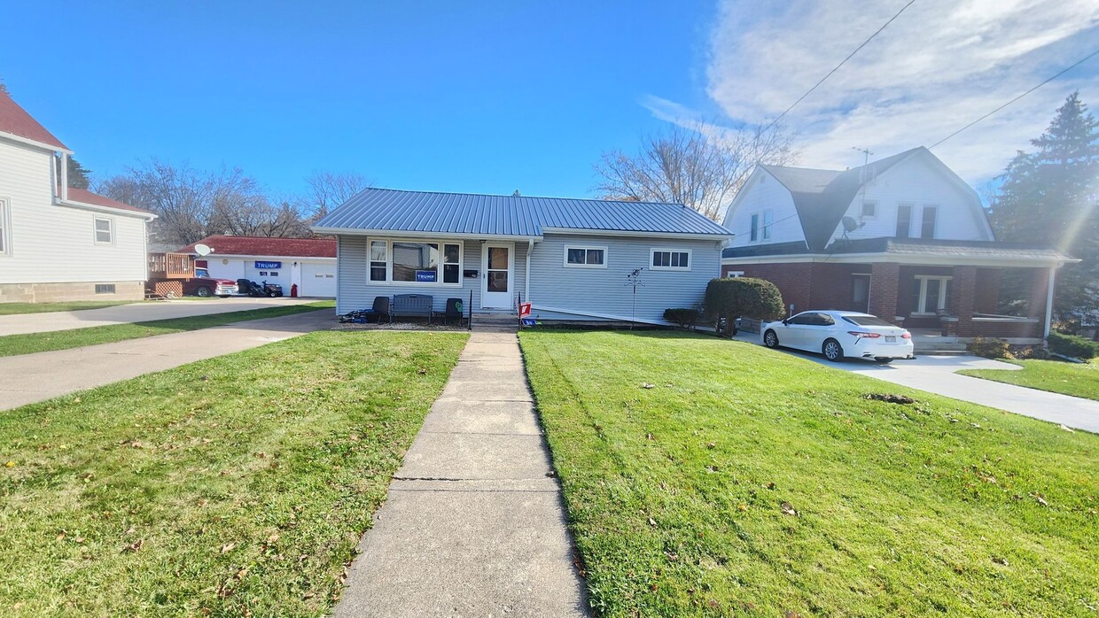 Primary Photo - 1 story 3 bedroom 1 bath 1.5 car garage in...