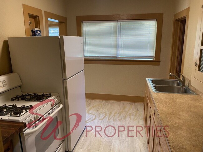 Building Photo - Super cute, good sized, one bedroom home one block from campus!