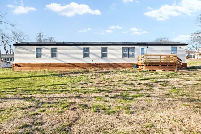 Building Photo - MUST SEE 3 BEDROOM/2 BATHROOM