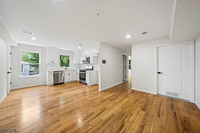 Building Photo - 549 S Orange Ave