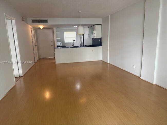 Foto del edificio - 100 Edgewater Dr