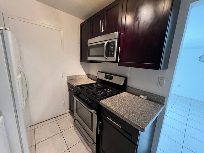 Building Photo - 6904 N Kendall Dr
