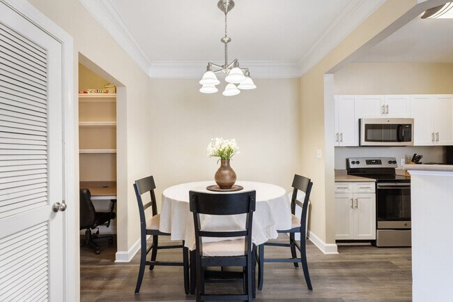 Foto del edificio - 2124 Brisbane Woods Way