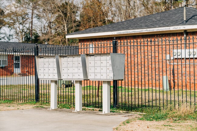 Building Photo - 1202 Douglas MacArthur St