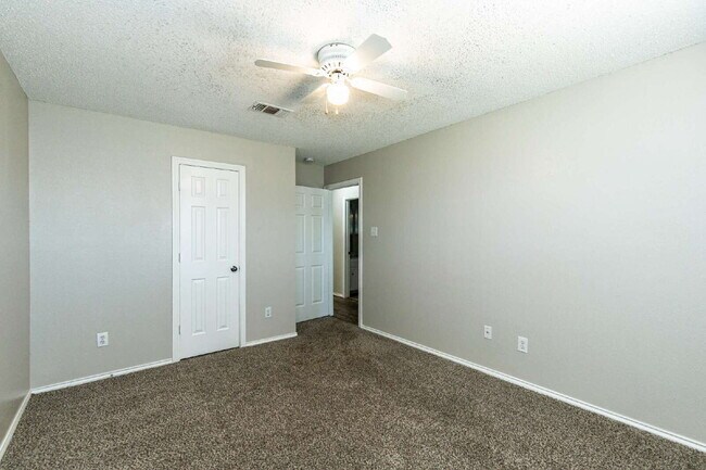 Foto del edificio - 3 bedroom 3 Bath House plus office