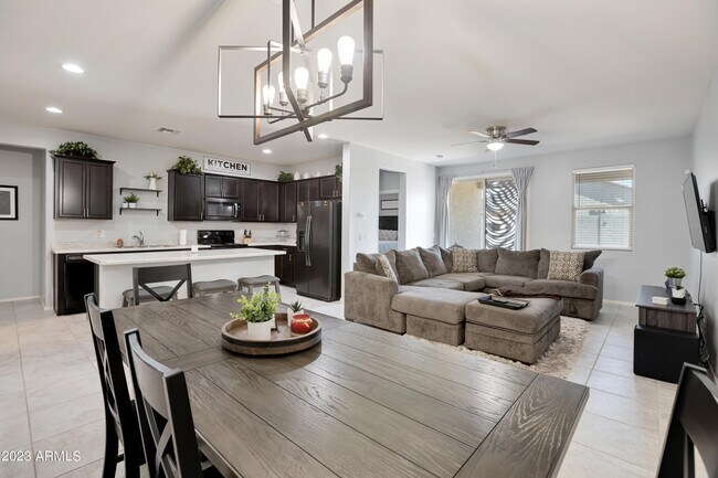 Foto del edificio - 17560 W Patrick Ln