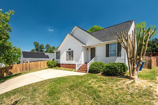 Building Photo - Available Early May! Hot Tub and Huge Priv...