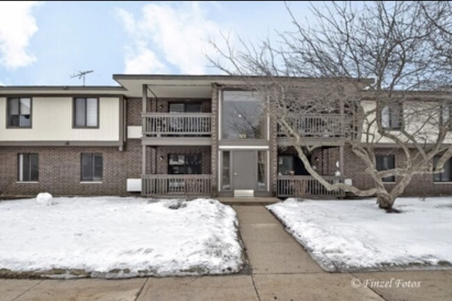 Building Photo - 572 Somerset Ln