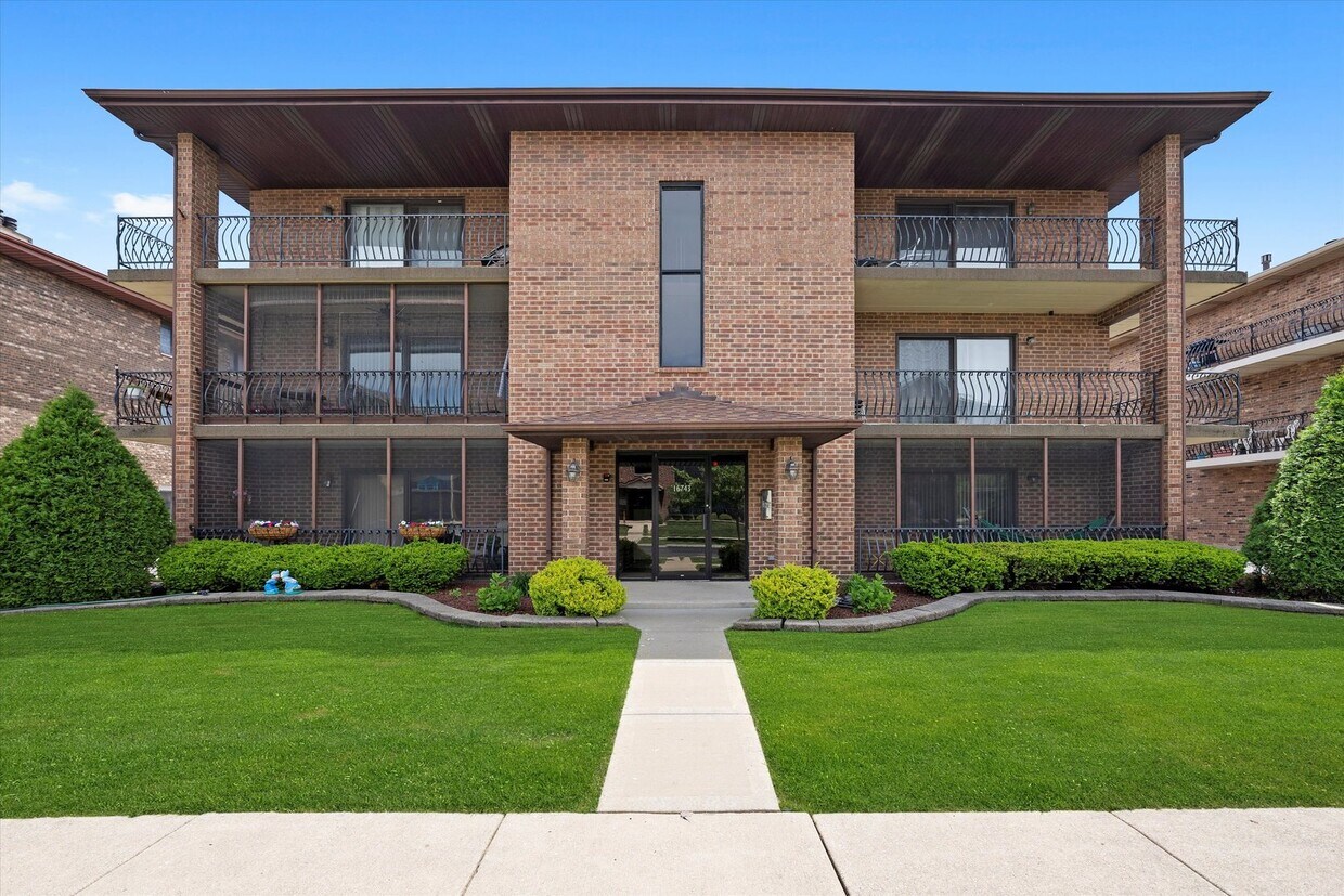 Foto principal - 16743 Paxton Ave