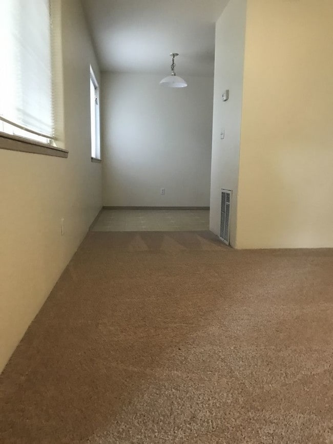 Building Photo - Northeast Medford Townhome