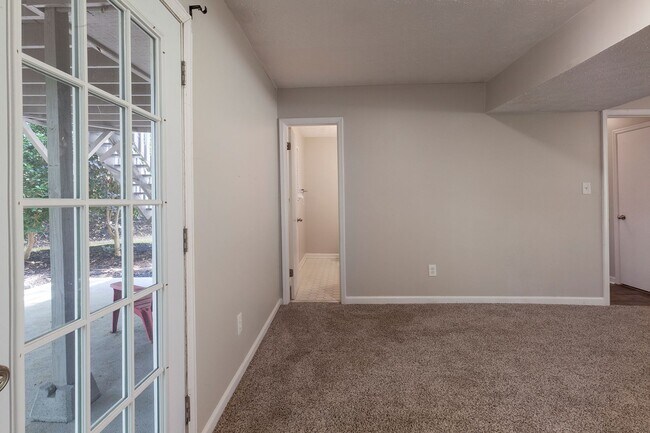 Building Photo - Spacious 3/2.5 Split Level w/ Large Bonus ...