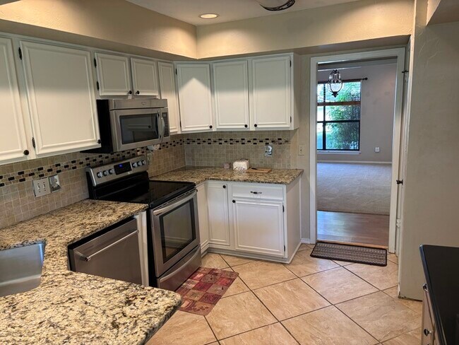 Foto del edificio - Beautifully Spacious Home in Warr Acres wi...