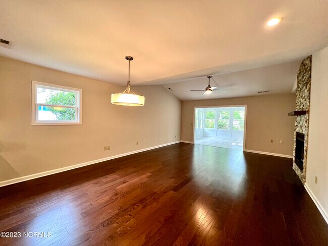 Building Photo - 6213 Baywood Dr