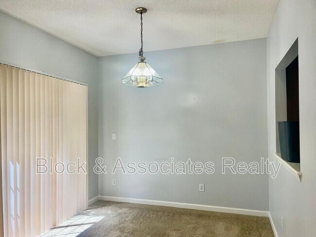 Foto del edificio - 2408 Laurel Falls Ln