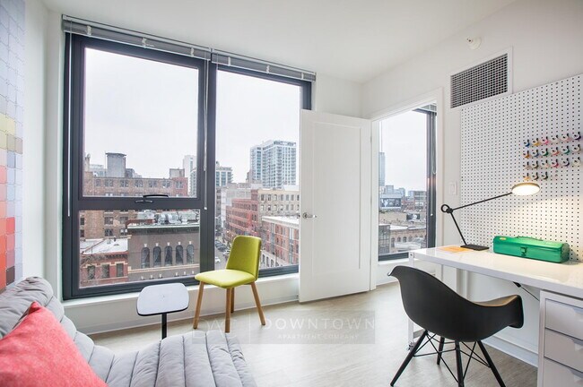 Foto del edificio - 661 N LaSalle Dr