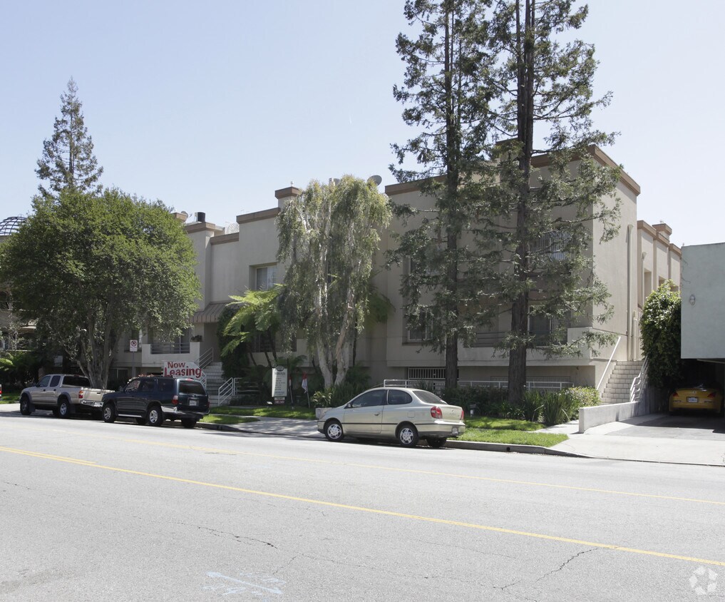 Moorpark Townhomes Apartments in Studio City, CA