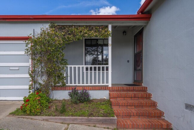 Building Photo - 19 Greenwood Dr